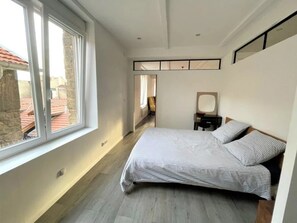 2 عدّة غرف نوم وواي فاي مجانًا وملاءات أسرّة