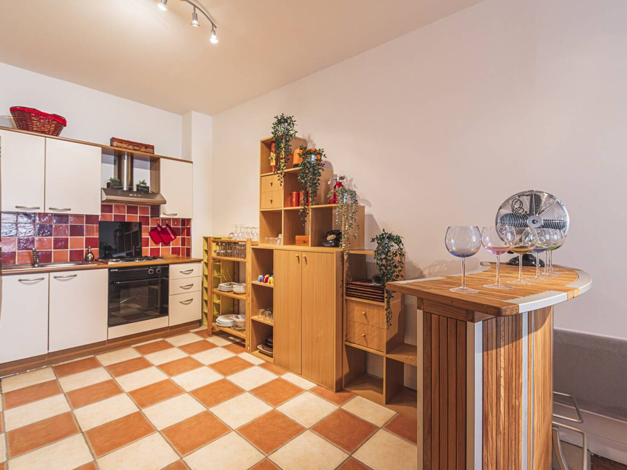 Een koelkast, een oven, een vaatwasser, een koffiezetapparaat/waterkoker