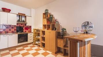 Een koelkast, een oven, een vaatwasser, een koffiezetapparaat/waterkoker