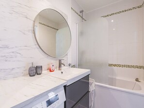 Hair dryer, towels - Stylish Apartment in Reims with Wi-Fi (Reims)
