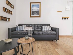 TV - Stylish Apartment in Reims with Wi-Fi (Reims)