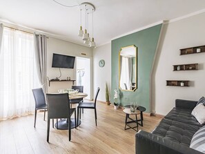 TV - Stylish Apartment in Reims with Wi-Fi (Reims)
