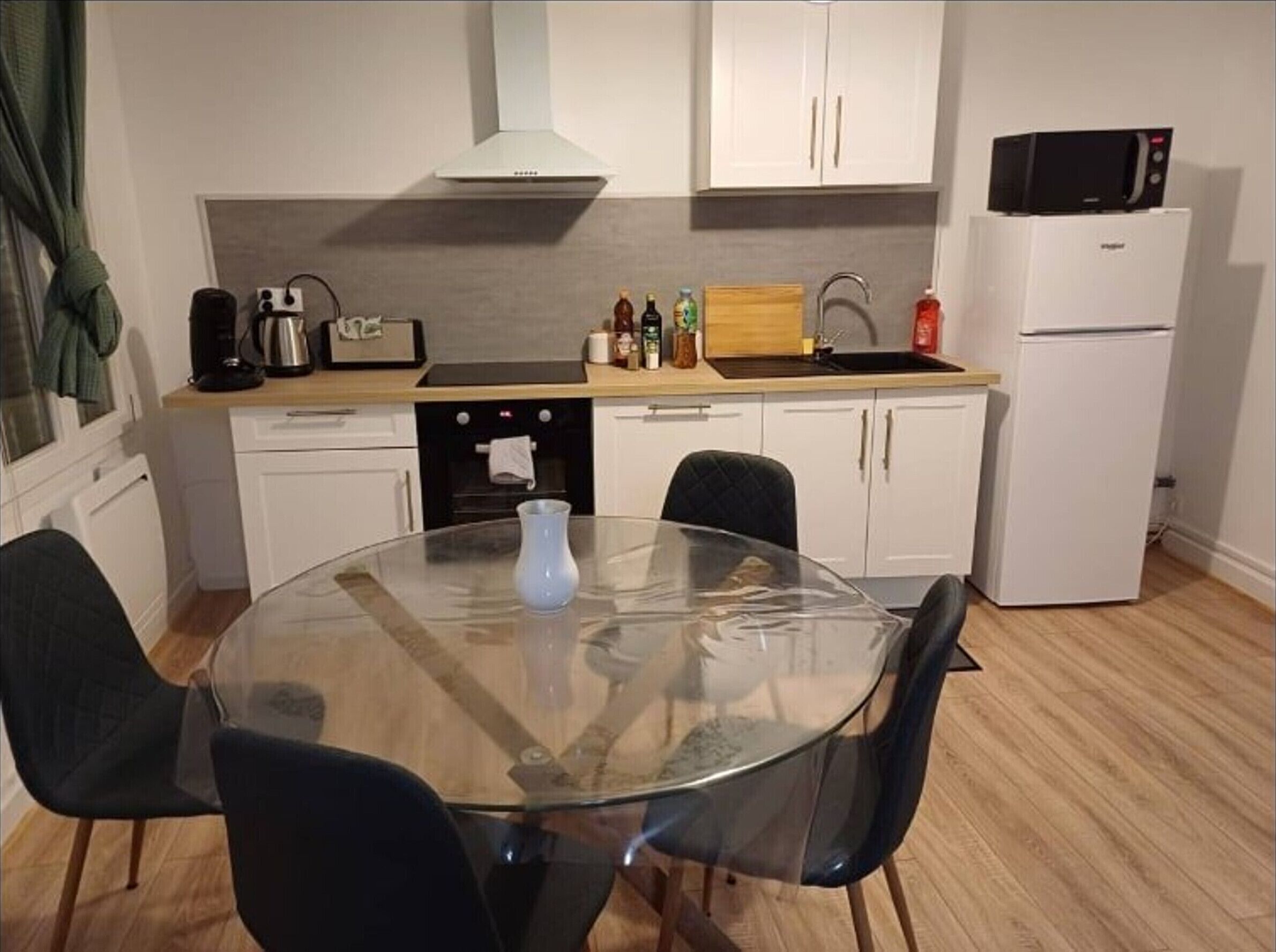 Kühlschrank, Mikrowelle, Ofen, Geschirrspüler