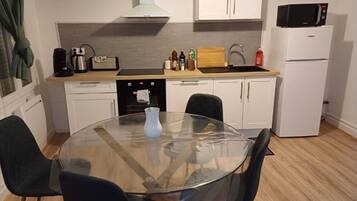 Kühlschrank, Mikrowelle, Ofen, Geschirrspüler