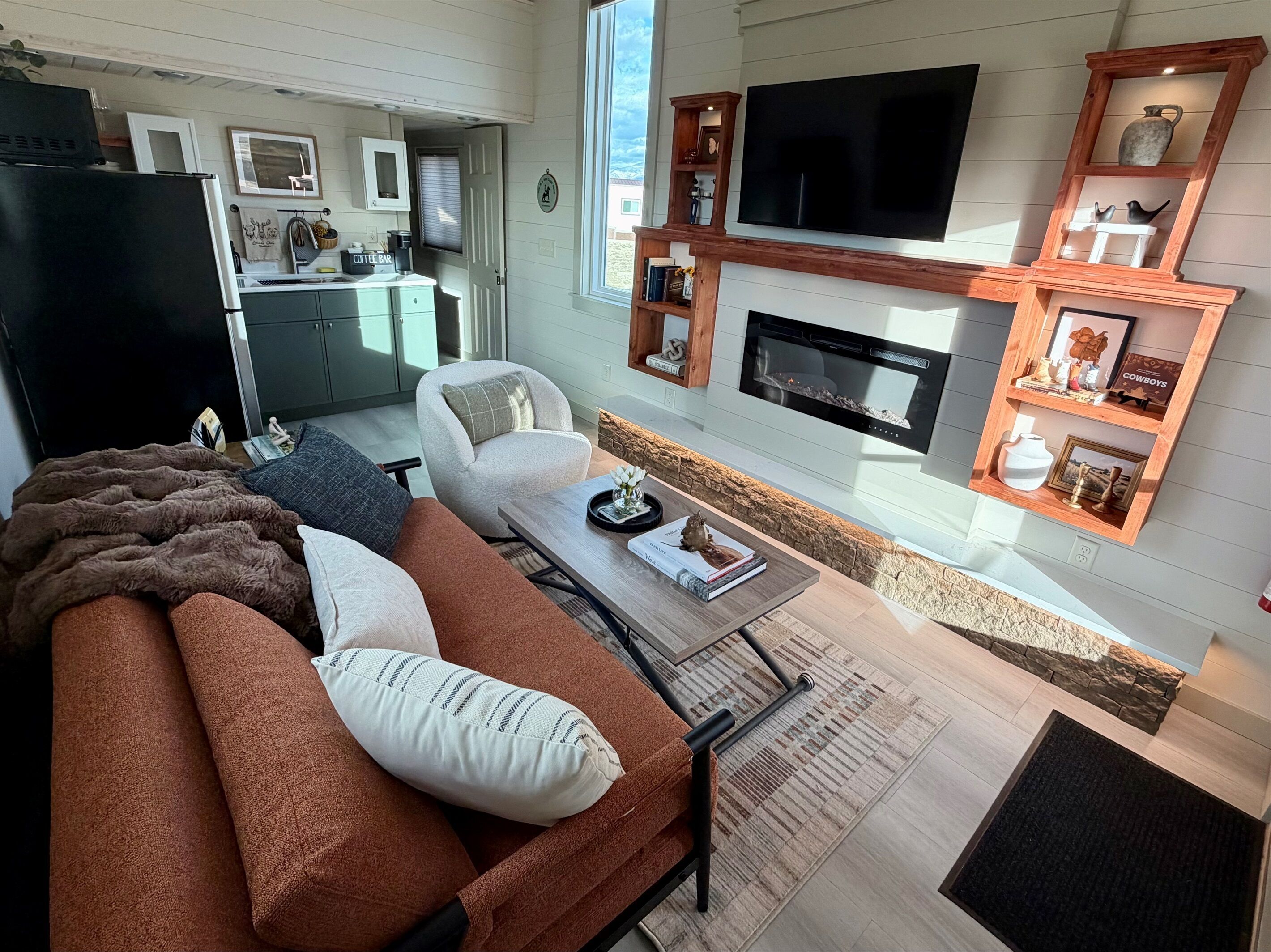 Téléviseur connecté, foyer, livres