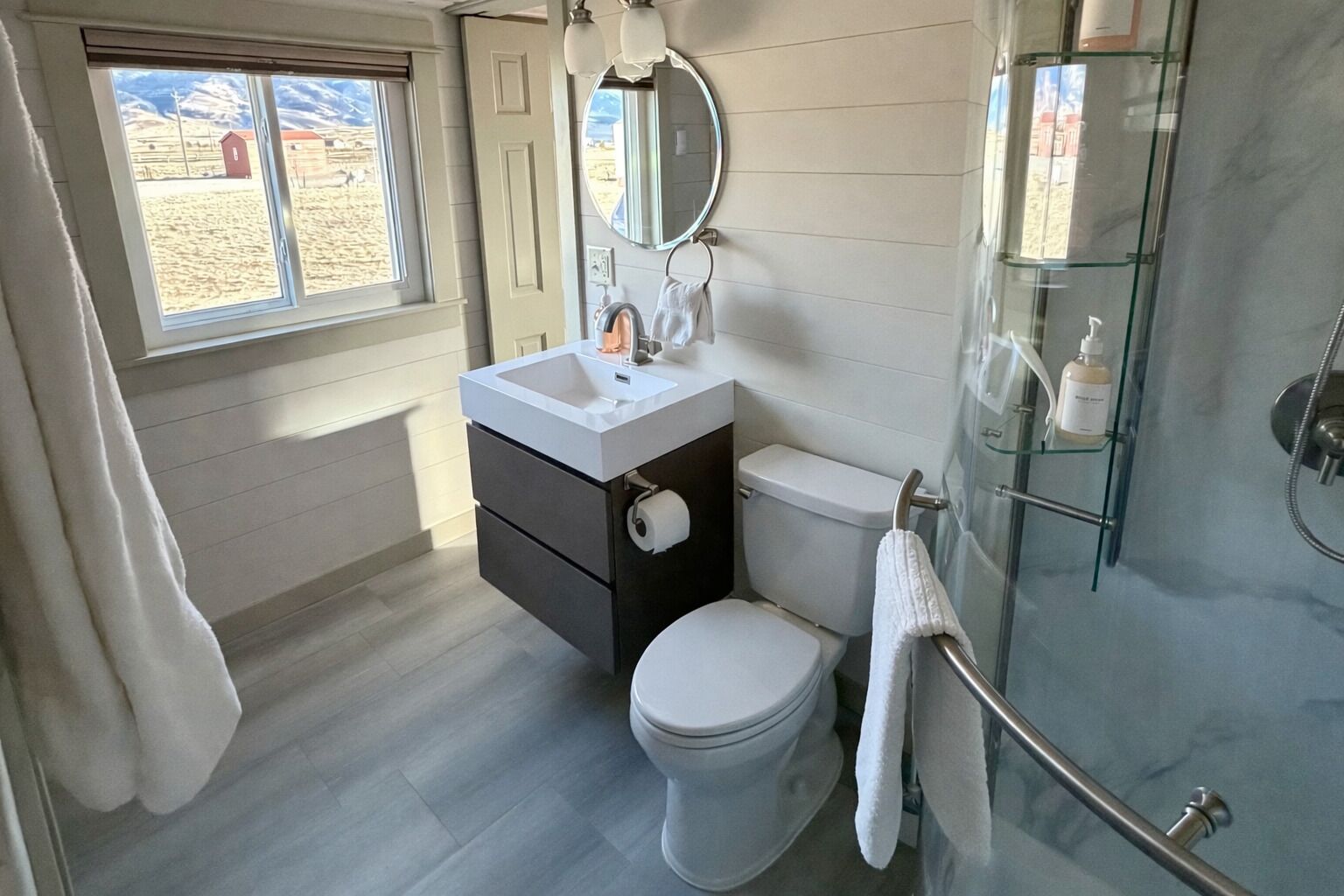 Een douche, een haardroger, handdoeken
