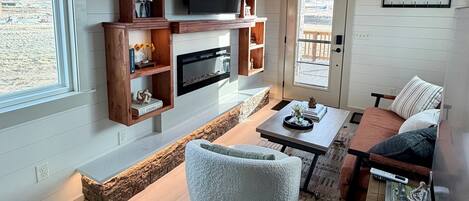 智能電視、壁爐、書籍