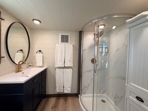 Shower, towels - Royal Wulff Tiny Home (Pray)