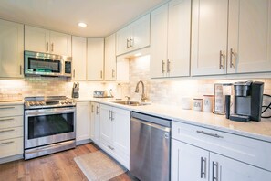 KĂŒhlschrank, Mikrowelle, GeschirrspĂŒler