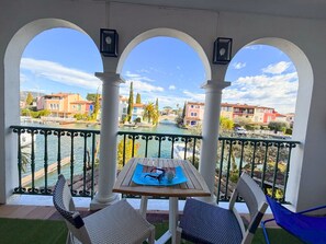 Outdoor dining - Bright apartment with loggia, wifi - Port Grimaud (Port Grimaud)