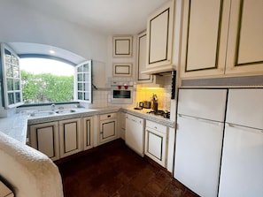 Fridge, microwave, oven, dishwasher - Fisherman house with parking - marina view (Port Grimaud)