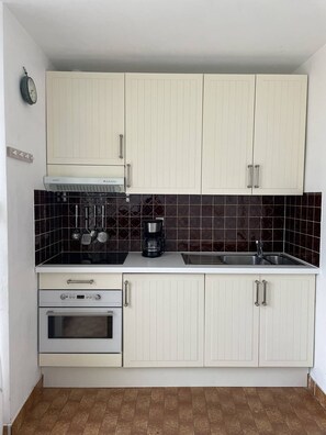 Kühlschrank, Mikrowelle, Kochgeschirr/Geschirr/Besteck