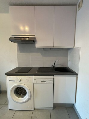 Fridge, microwave, dishwasher, cookware/dishes/utensils - DEAUVILLE - Studio Héliopolis F 10 - Luxury Category -  2 people (AGDE)