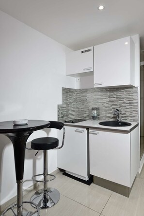 Fridge, microwave, cookware/dishes/utensils - ANITA - Studio Héliopolis F 76 - Luxury Category - 2 persons (AGDE)