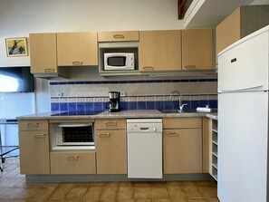 Fridge, microwave, dishwasher, cookware/dishes/utensils - Villa Heliovillage HV 45 - 6 people (AGDE)