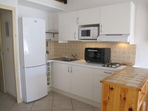 Refrigerador, microondas y utensilios de cocina 