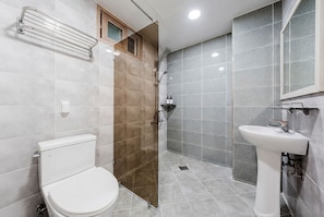 A bathroom with a toilet, a shower, and a sink. - Samcheok The Ggeullim Pension (Samcheok)