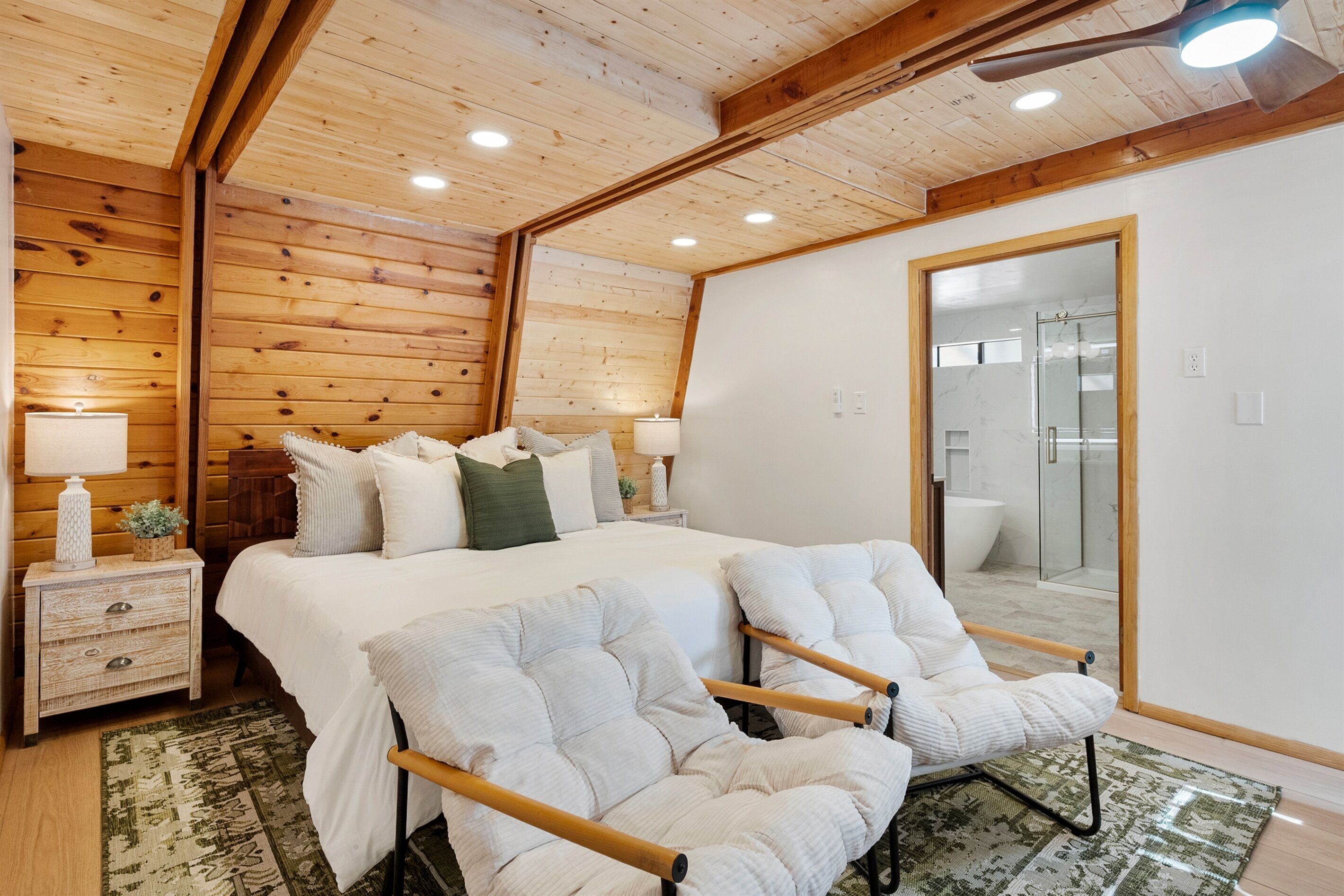 3 habitaciones, escritorio y tabla de planchar con plancha 