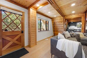 TV connectée, cheminée, jeux vidéo, baby-foot