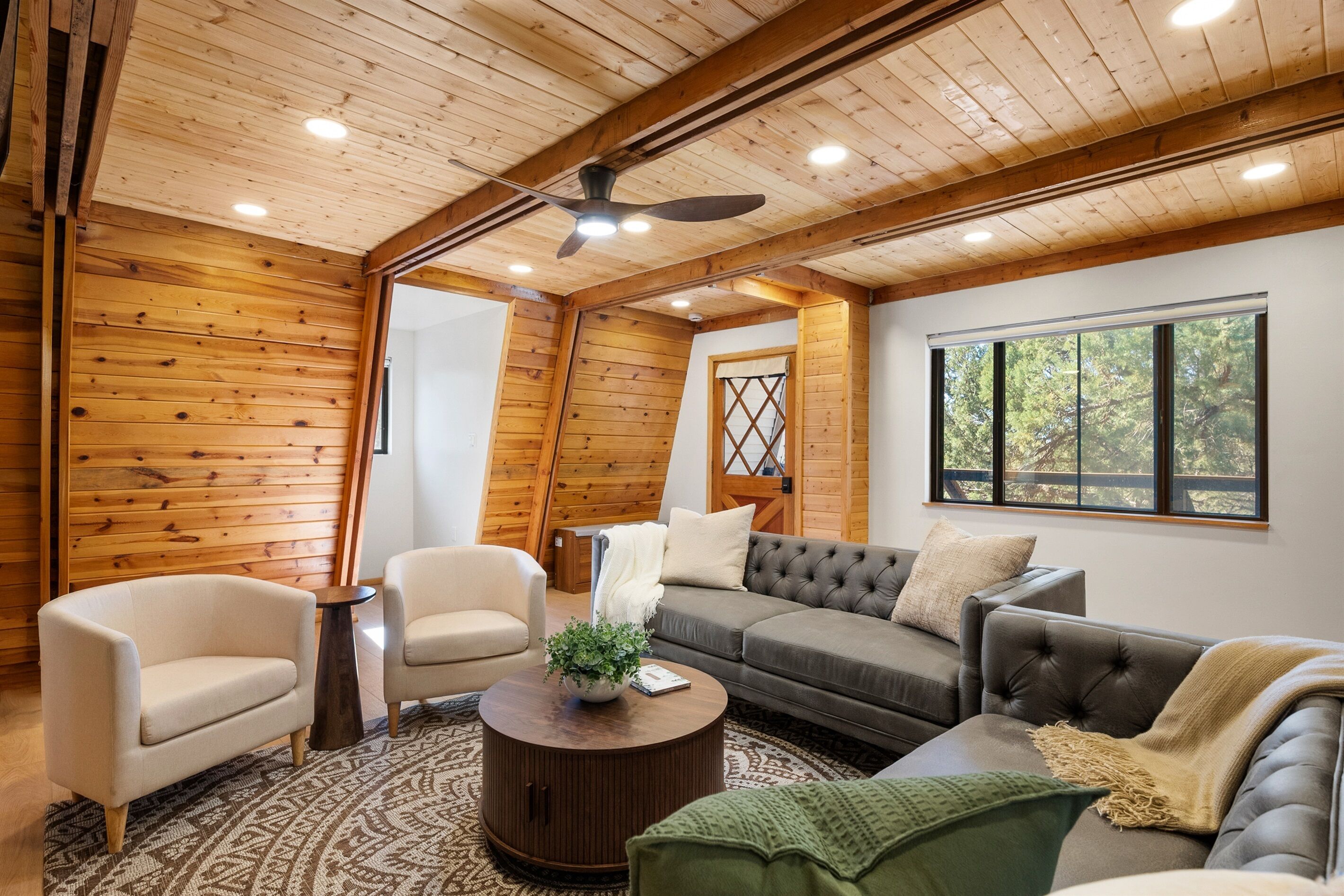 Smart-tv, een open haard, videospelletjes en tafelvoetbal