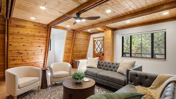 Smart-tv, een open haard, videospelletjes en tafelvoetbal