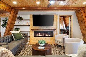 TV connectée, cheminée, jeux vidéo, baby-foot