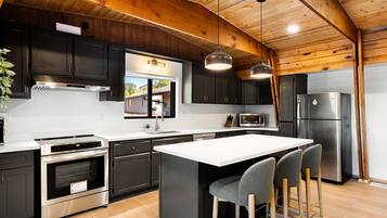 Een koelkast, een microgolfoven, een oven, een kookplaat