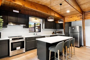 Jääkaappi, mikroaaltouuni, uuni, liesi