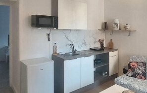 Fridge, microwave, stovetop, cookware/dishes/utensils - Beautiful apartment in Berck plage with WiFi (Berck plage)