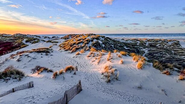 A sandy beach with dunes and a wooden fence. - Bel appartement vue mer (Camiers)