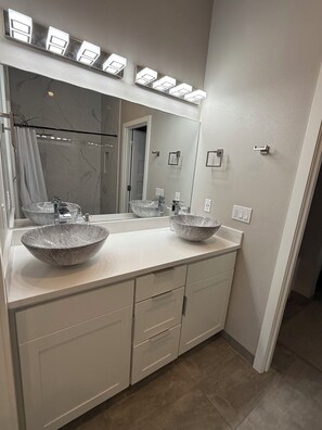 Dusche, Haartrockner, Handtücher, Seife