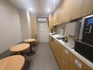 Nevera en la zona común y microondas en la zona común