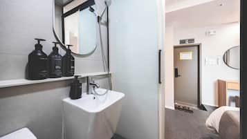 Deluxe Twin Room | Bathroom | Shower, hair dryer, slippers, towels