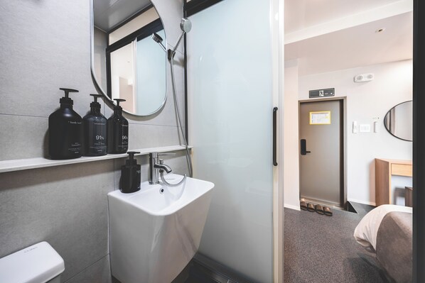 Habitación Deluxe con 2 camas individuales | Baño | Ducha, secador de pelo, zapatillas y toallas