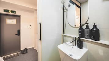 Basic Double Room | Bathroom | Shower, hair dryer, slippers, towels