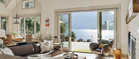 Fernseher, Kamin, Tischtennisplatte