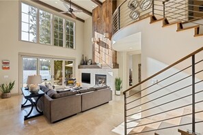 Televisio, takka, pöytätennispöytä