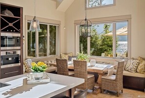 Dining - Luxury Lakefront - not far from Seattle (Mount Vernon)