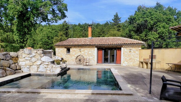A stone house with a tiled roof, a swimming pool, and a stone wall. - Pet friendly home in Monieux (Monieux)