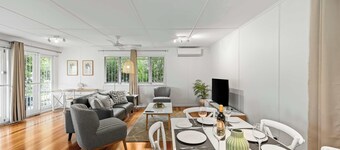 Stylish Mid Century Pet Friendly Home Near City