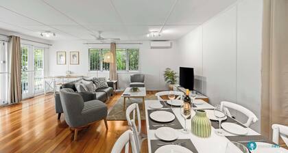 Stylish Mid Century Pet Friendly Home Near City