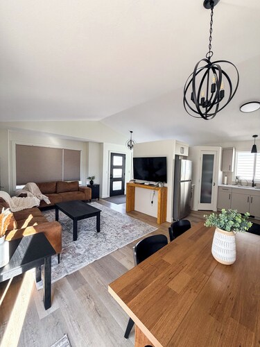 Modern 4BR | Walk to Eastlink | Sleeps 8