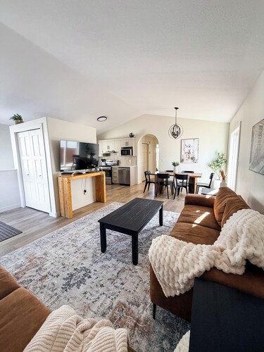 Modern 4BR | Walk to Eastlink | Sleeps 8