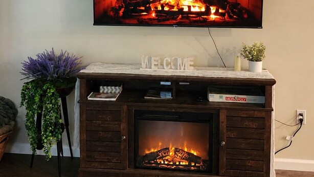 Una chimenea con un televisor montado encima.