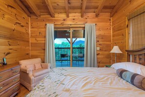 3 bedrooms, iron/ironing board, free WiFi, bed sheets - Firefly Lodge - Cabin w Mountain Views & Fire pit (Black Mountain)