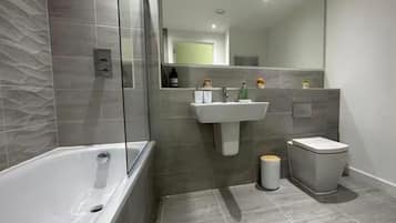 Hårføner, håndklær, såpe og toalettpapir