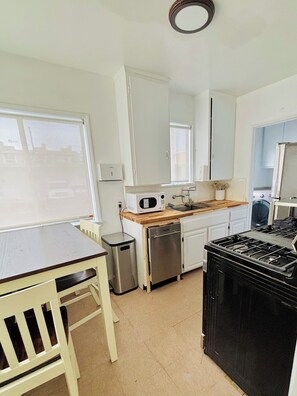 Fridge, microwave, oven, stovetop - Sunny apartment walking distance to downtown Culver City (Culver City)