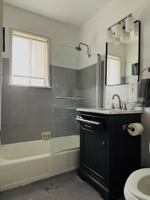 Hair dryer, towels, soap, toilet paper - Sunny apartment walking distance to downtown Culver City (Culver City)