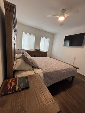 1 bedroom, desk, iron/ironing board, free WiFi - Sunny apartment walking distance to downtown Culver City (Culver City)