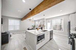 Fridge, microwave, oven, stovetop - Beautiful Modern Home! Quiet Relaxing Convenience! (Atlanta)